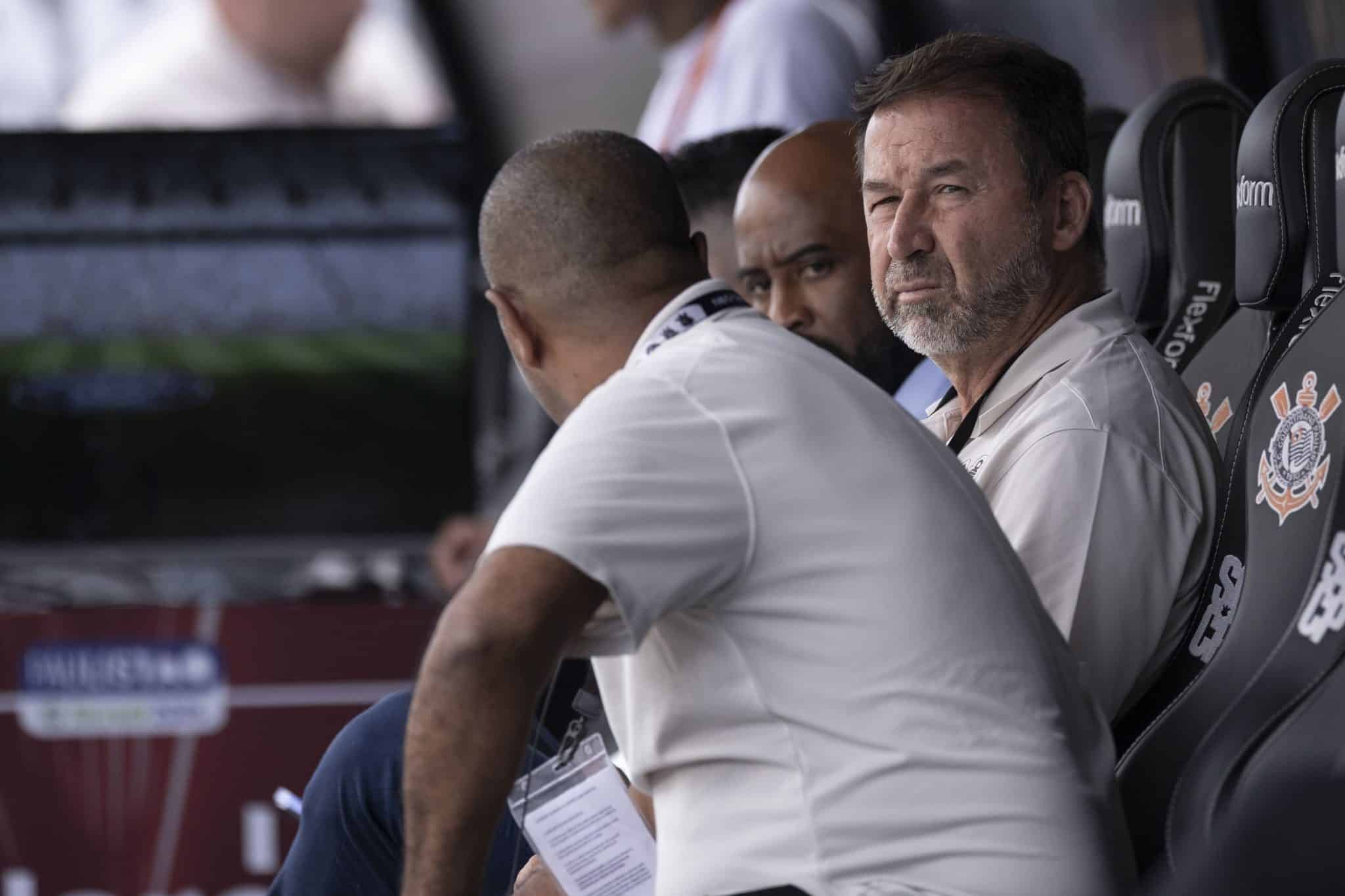 E as d&iacute;vidas? Diretor explica de onde vem o dinheiro que Corinthians gasta com refor&ccedil;os
