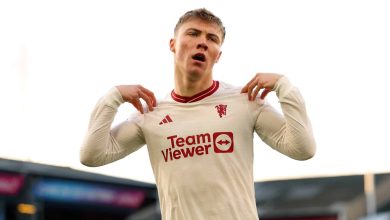 Hojlund marca at&eacute; sem querer, bate recorde, e Manchester United vence Luton Town com dificuldade