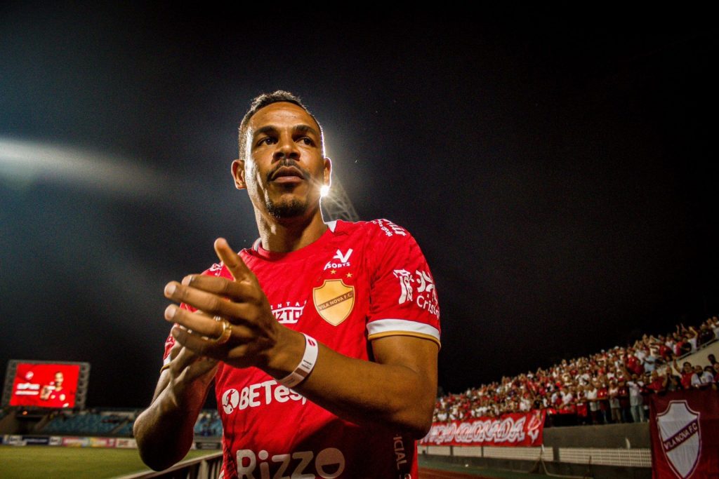 Em reviravolta, Fernando deixa Vila Nova ap&oacute;s seis jogos e aceita proposta do Internacional