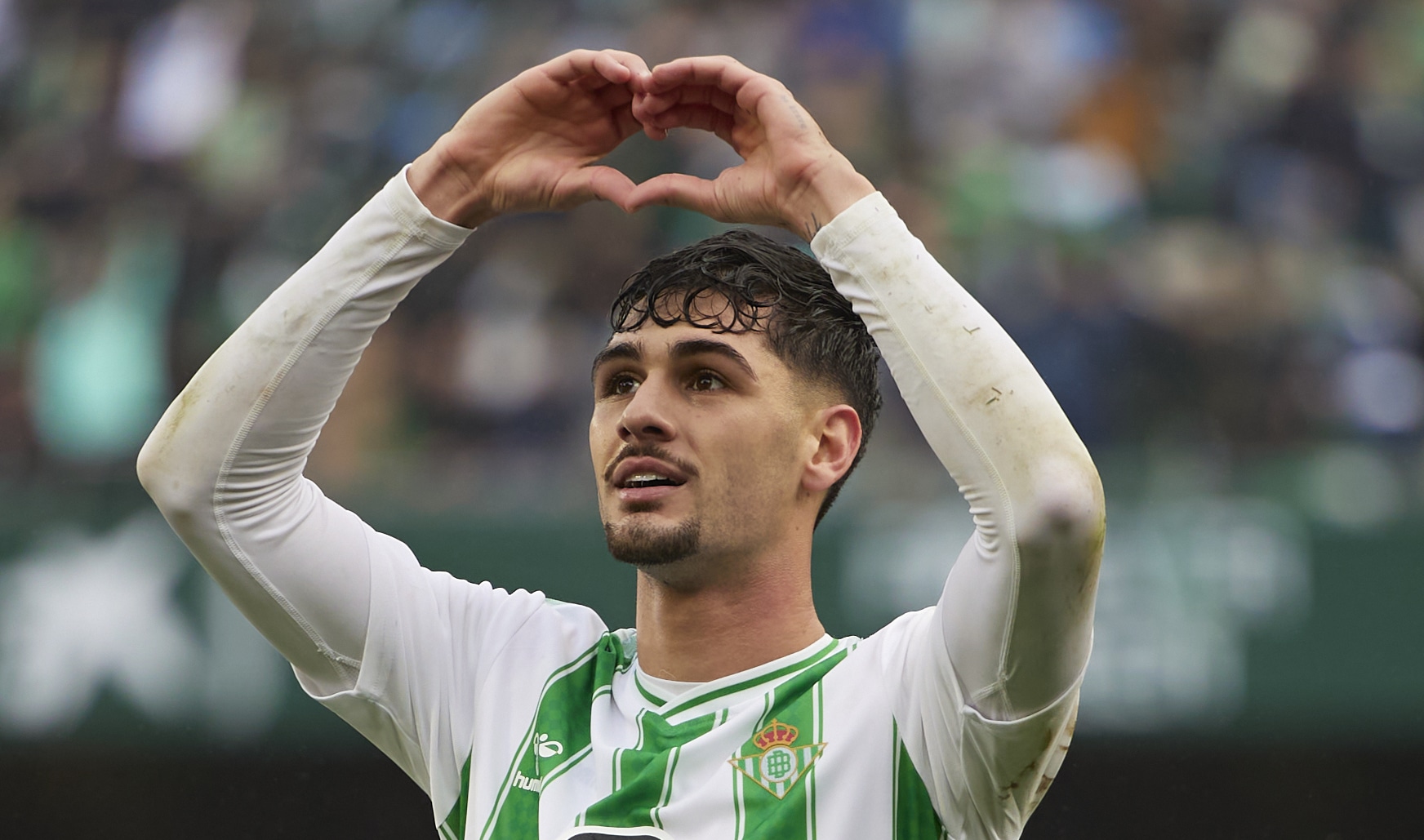 Ex-Internacional, Johnny impressiona no in&iacute;cio pelo Betis e &eacute; eleito melhor jogador sub-23 de La Liga