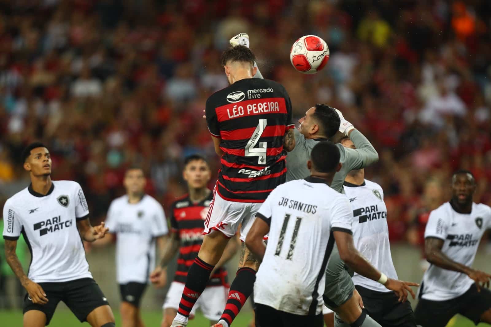 Gol de L&eacute;o Pereira salva um cl&aacute;ssico de p&eacute;ssimo n&iacute;vel t&eacute;cnico entre Flamengo e Botafogo