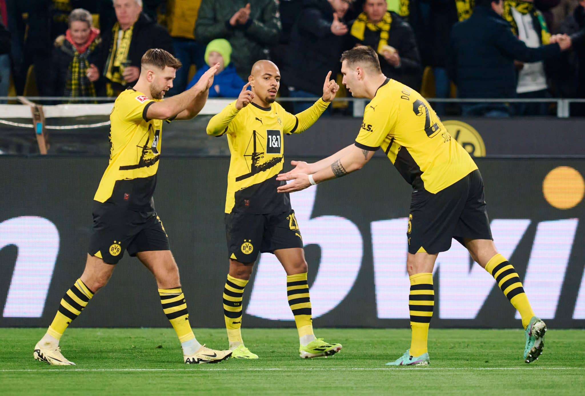 A dupla Malen e F&uuml;llkrug colocou o jogo no bolso e o Borussia Dortmund fez o dever de casa contra o Freiburg