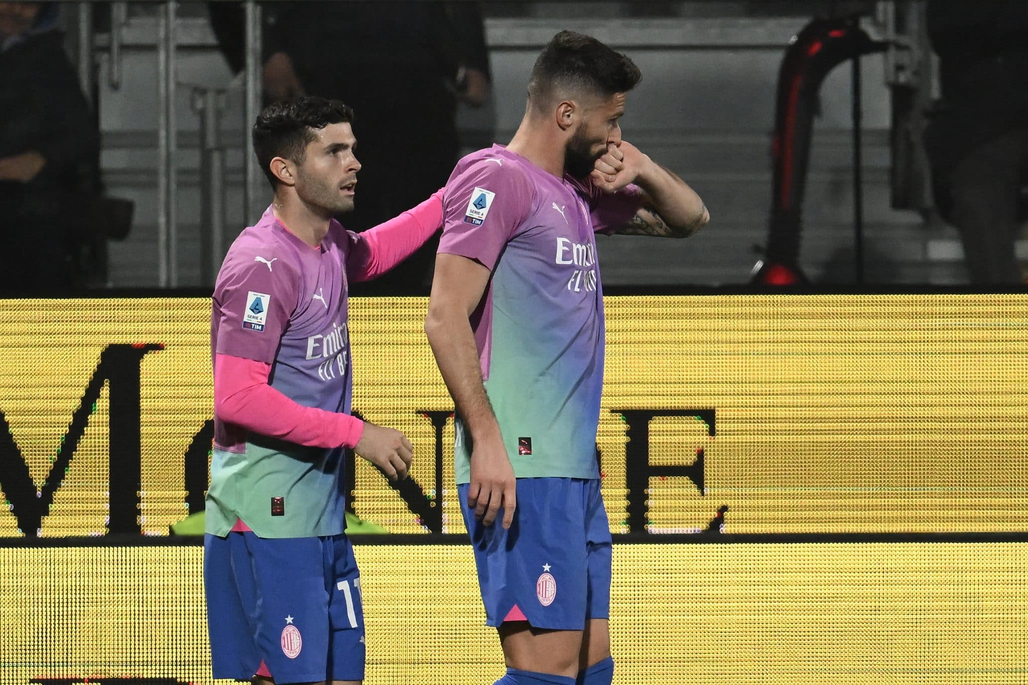 Duas viradas, cinco gols: o Milan lutou e venceu o Frosinone pela Serie A