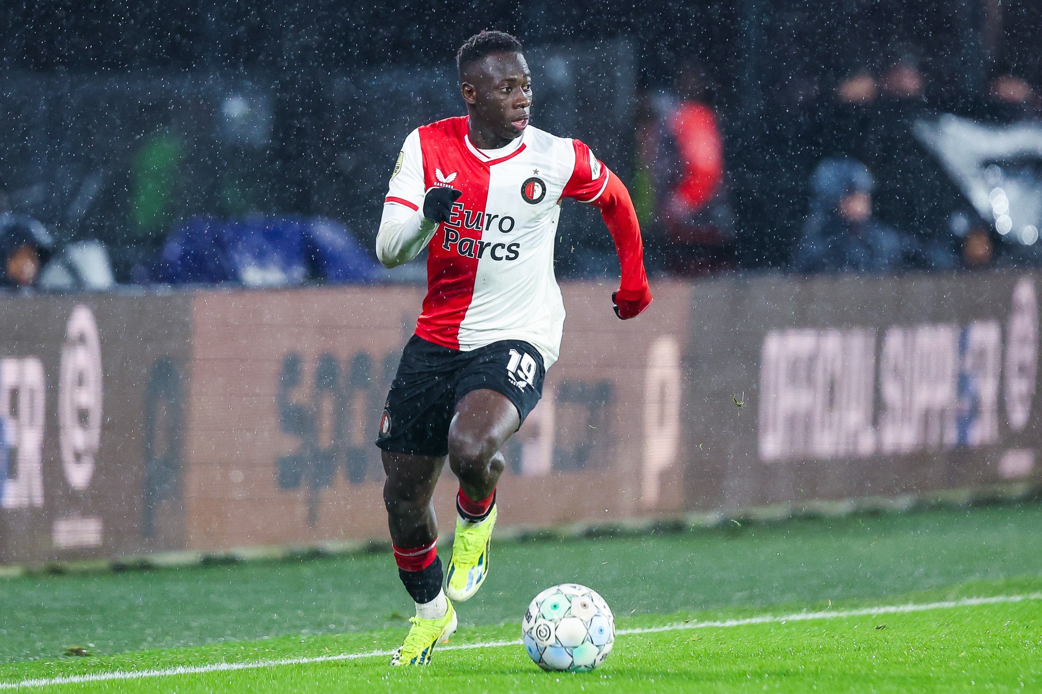 Newcastle quer se antecipar e trazer africano que toda Europa est&aacute; de olho