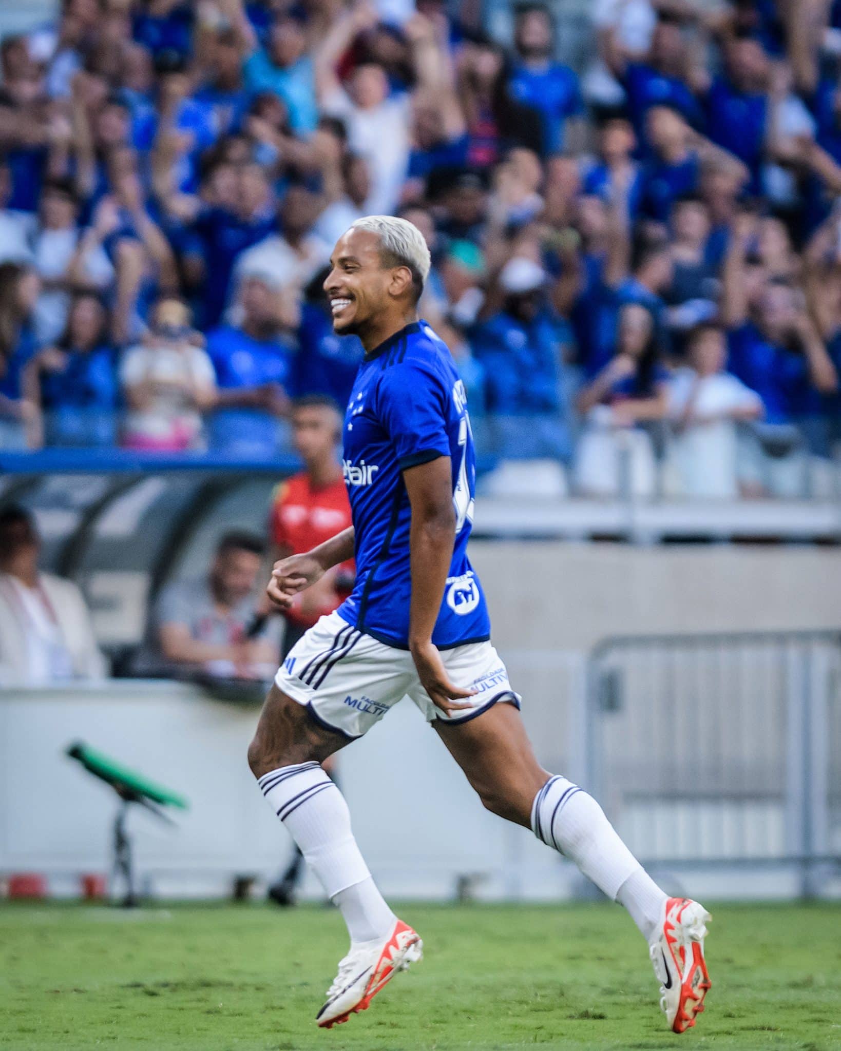 Matheus Pereira tem nova atua&ccedil;&atilde;o de gala e coro por perman&ecirc;ncia no Cruzeiro aumenta