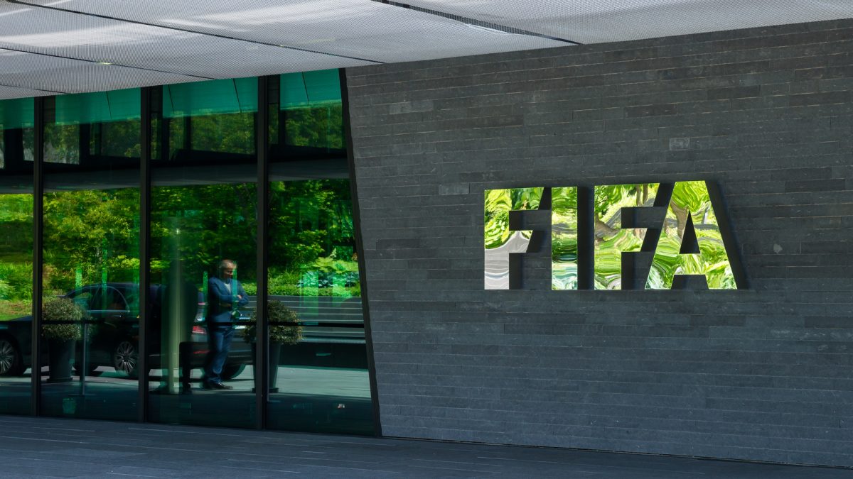 Fifa clarifica que futebol (ainda) n&atilde;o ter&aacute; cart&otilde;es azuis, mas n&atilde;o descarta testes do conceito