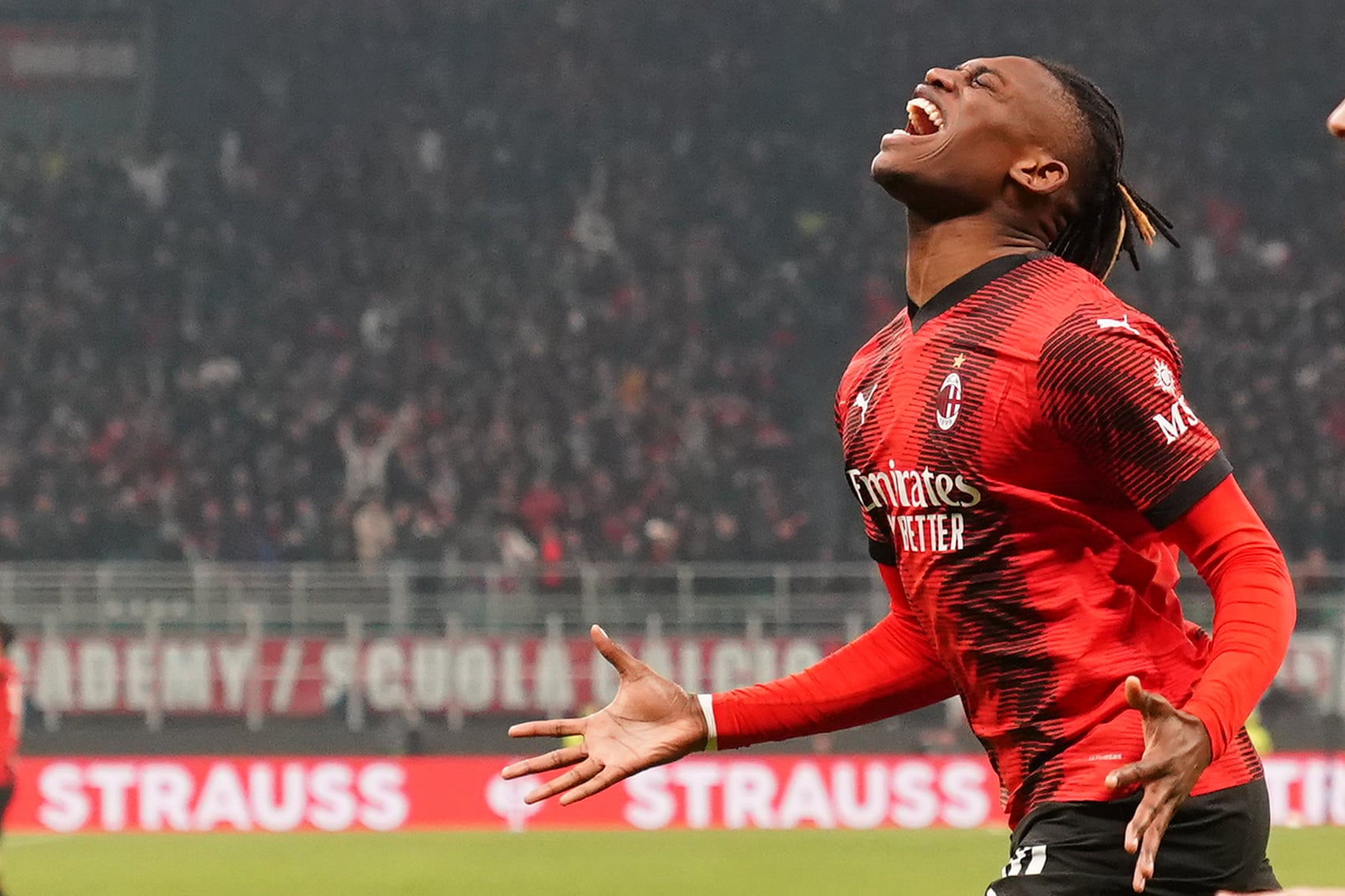 Milan prova que Liga Europa &lsquo;virou&rsquo; Champions e aniquila Rennes no San Siro