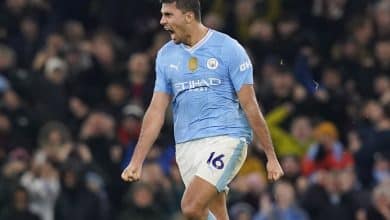 Manchester City sofre com contra-ataques do Chelsea e s&oacute; empata no fim, para sorte de Arsenal e Liverpool