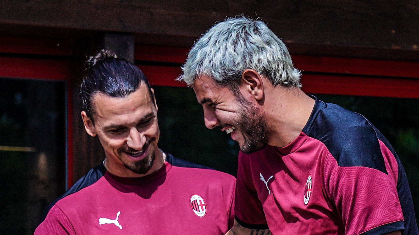 Maldini e Ibrahimovic: Theo Hern&aacute;ndez fala sobre conviv&ecirc;ncia com grandes nomes do passado do Milan
