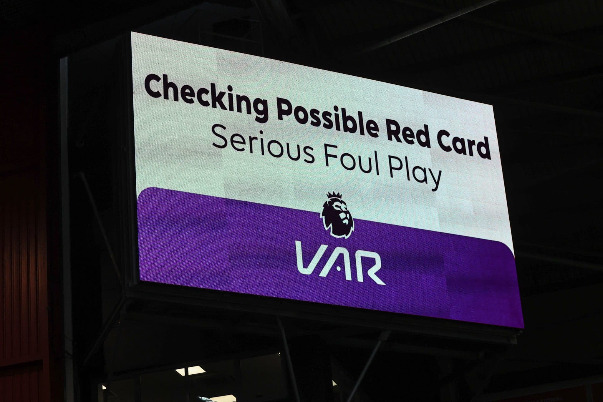 O VAR da Premier League est&aacute; um caos e a pr&oacute;pria liga admitiu isso