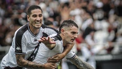 Vasco &eacute; mais efetivo e vence o Botafogo, de virada, em confronto direto pelo Carioca