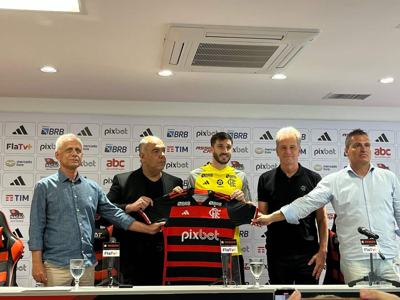 Vi&ntilde;a ataca de sincer&atilde;o em apresenta&ccedil;&atilde;o e exalta fome por t&iacute;tulos no Flamengo