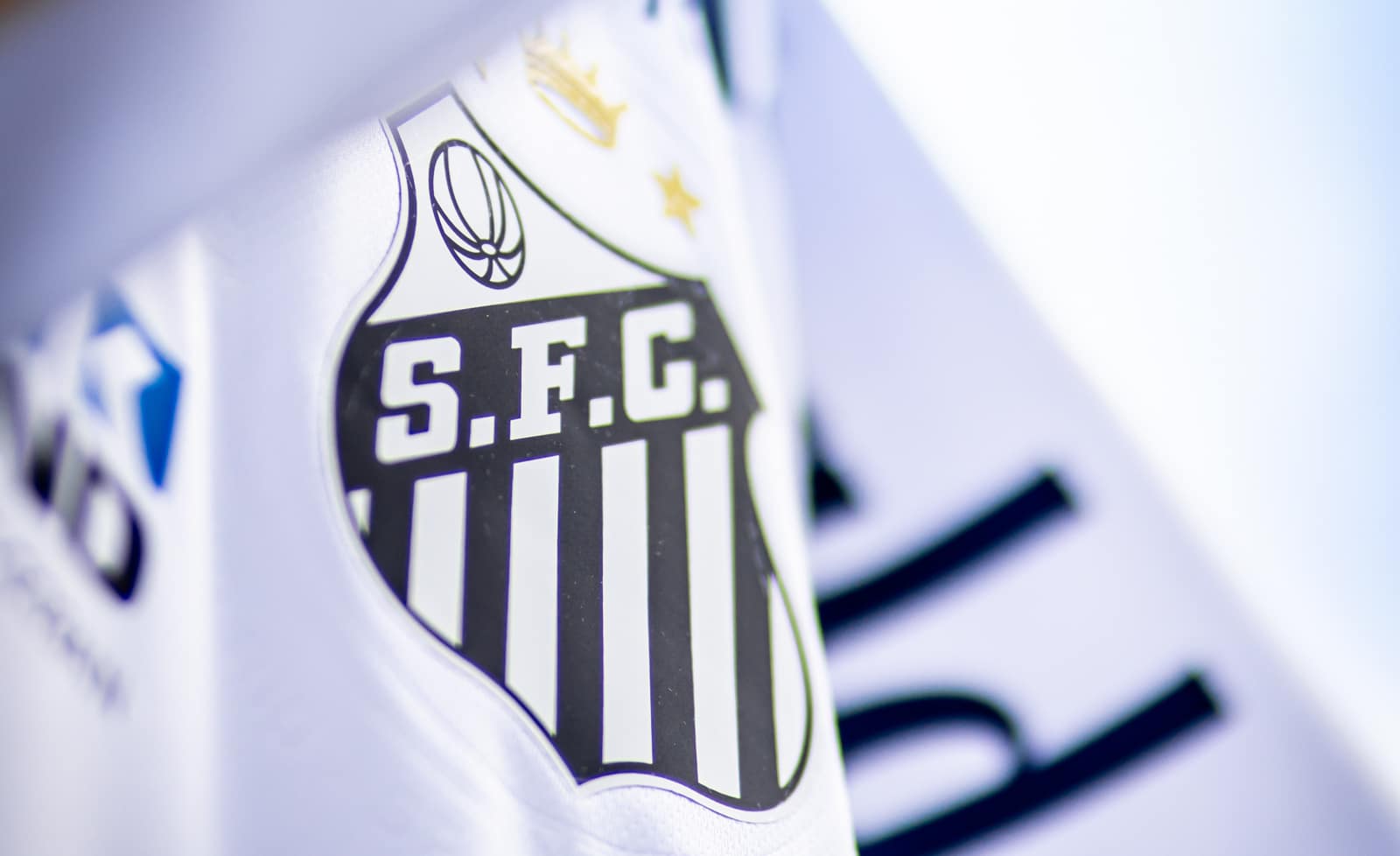 Al&eacute;m da Umbro, quatro marcas de uniforme consultam o Santos