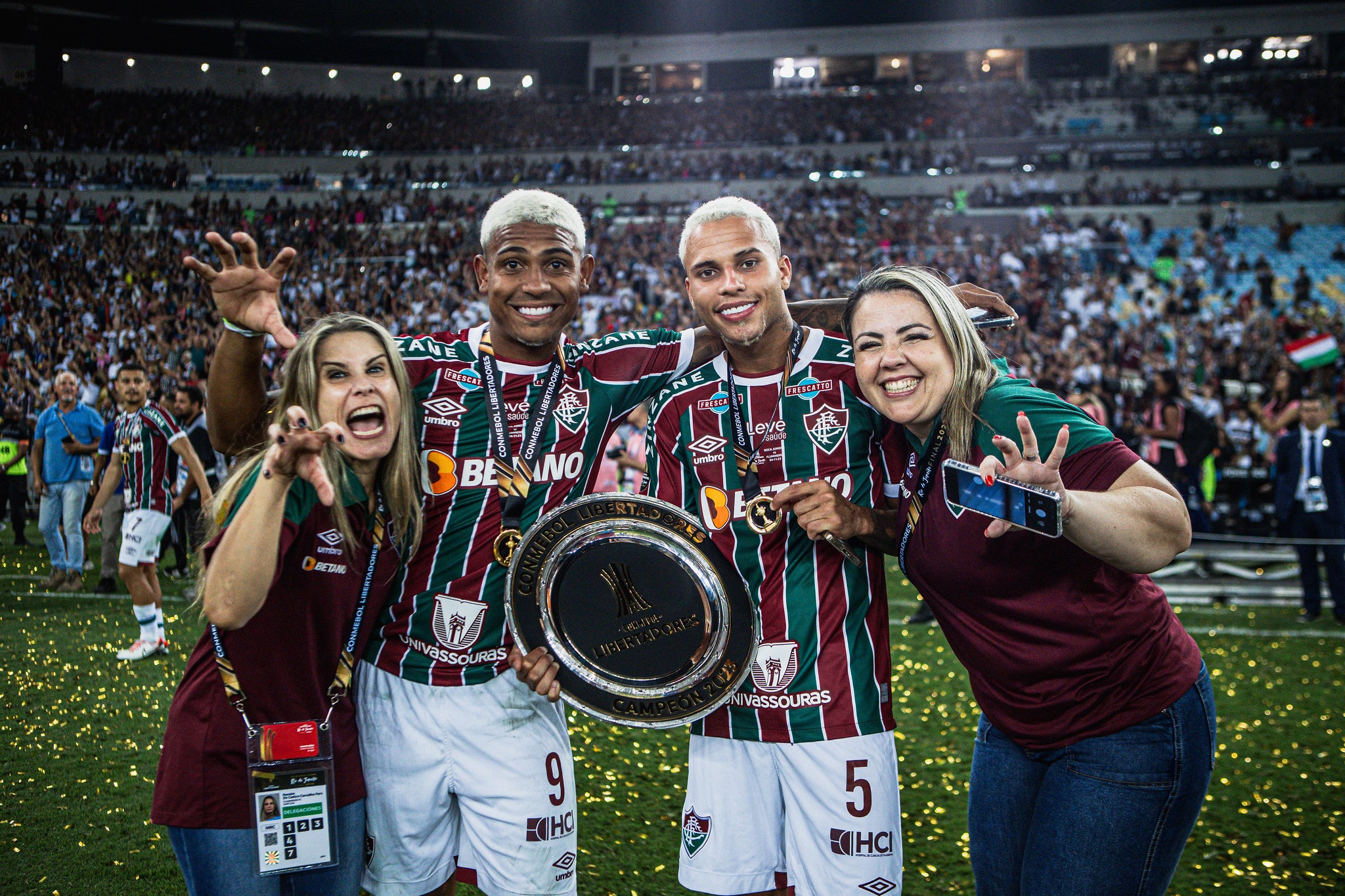 Alexsander e John Kennedy comemoram o t&iacute;tulo do Fluminense na Libertadores com a nutricionista Renata Faro e a psic&oacute;loga Emily Gon&ccedil;alves - Foto: LUCAS MER&Ccedil;ON / FLUMINENSE F.C.