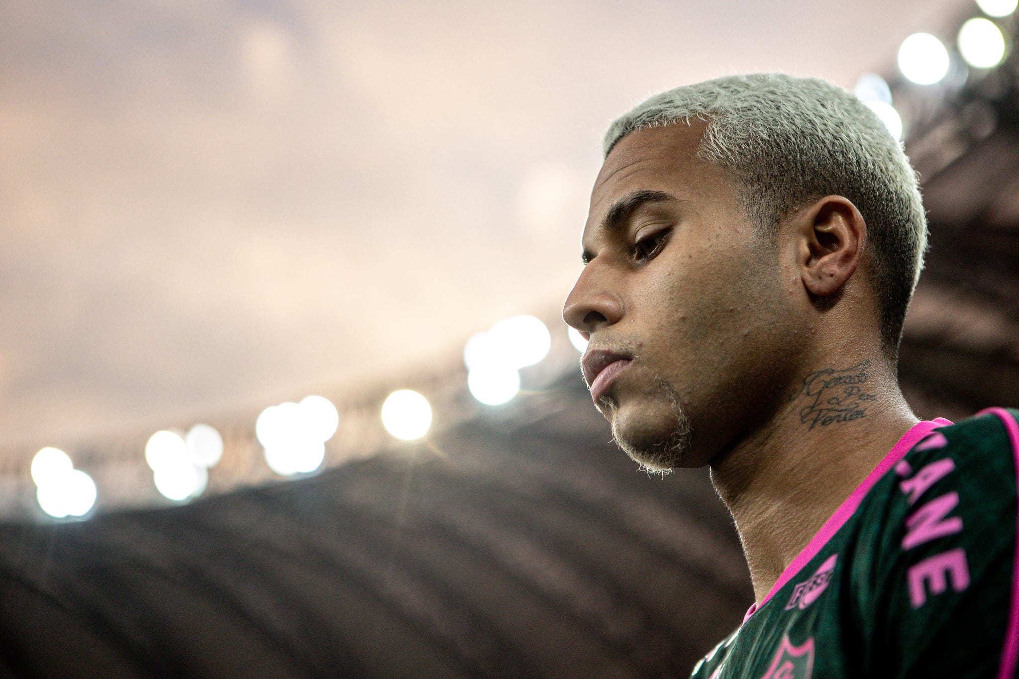 Cad&ecirc; o Alexsander? Jovem tem quest&otilde;es extracampo e recebe aten&ccedil;&atilde;o especial no Fluminense