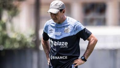 Carille desmente Santos sobre multa rescis&oacute;ria e abre porta para time japon&ecirc;s em&nbsp;briga&nbsp;na&nbsp;Fifa
