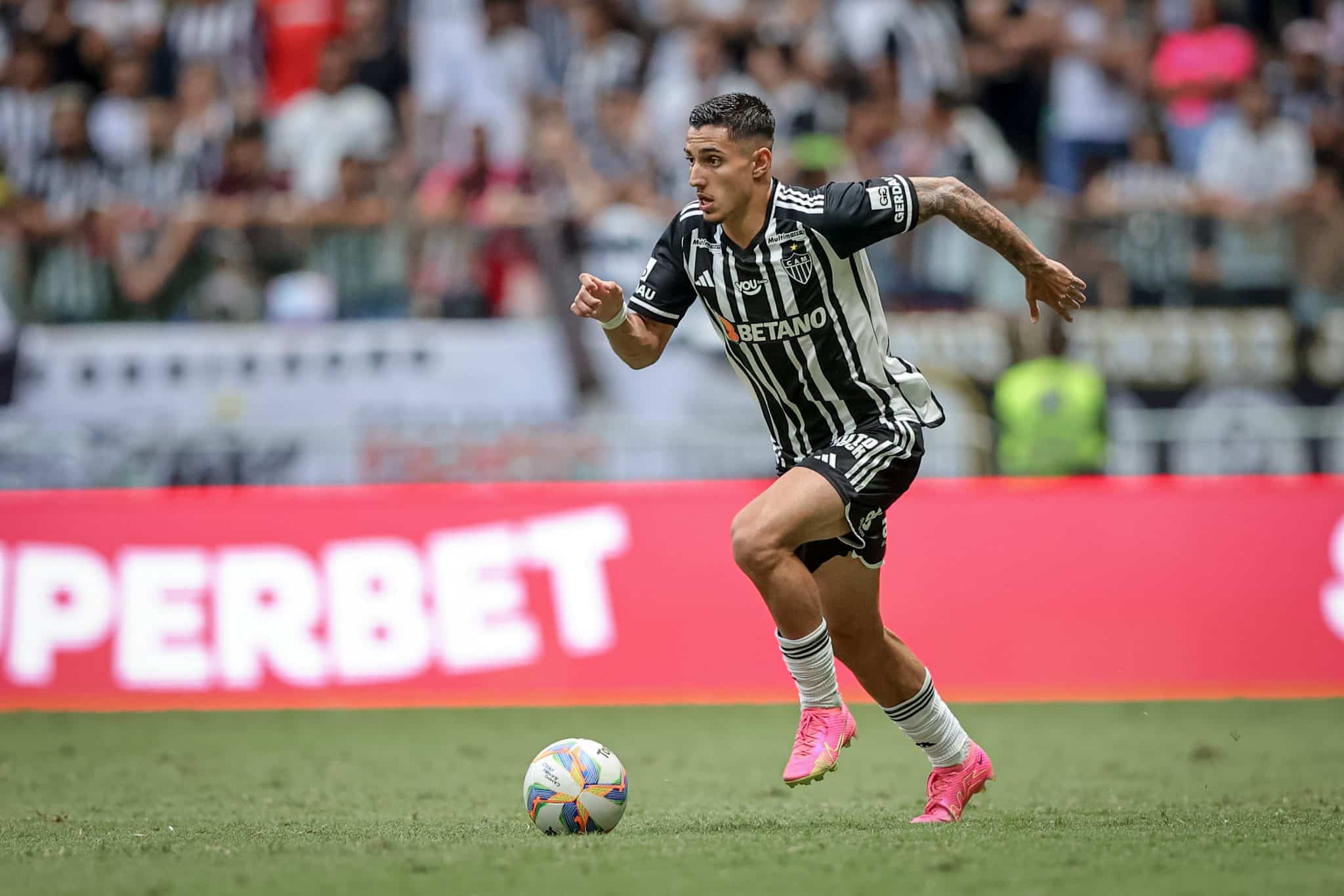 Vers&aacute;til, Cadu se inspira em Roberto Firmino e cita import&acirc;ncia da psic&oacute;loga do Atl&eacute;tico-MG