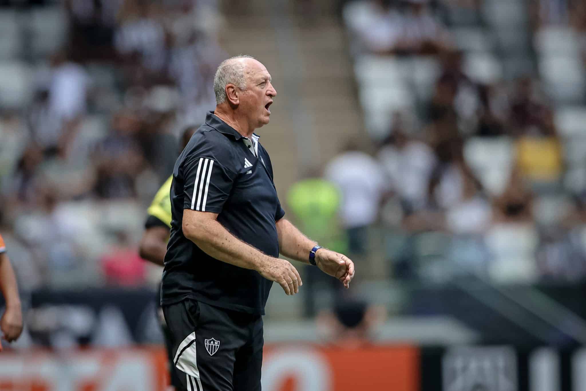 Felip&atilde;o se contradiz e volta a discutir com torcedor, mas Atl&eacute;tico-MG (mais uma vez) fica do lado do treinador