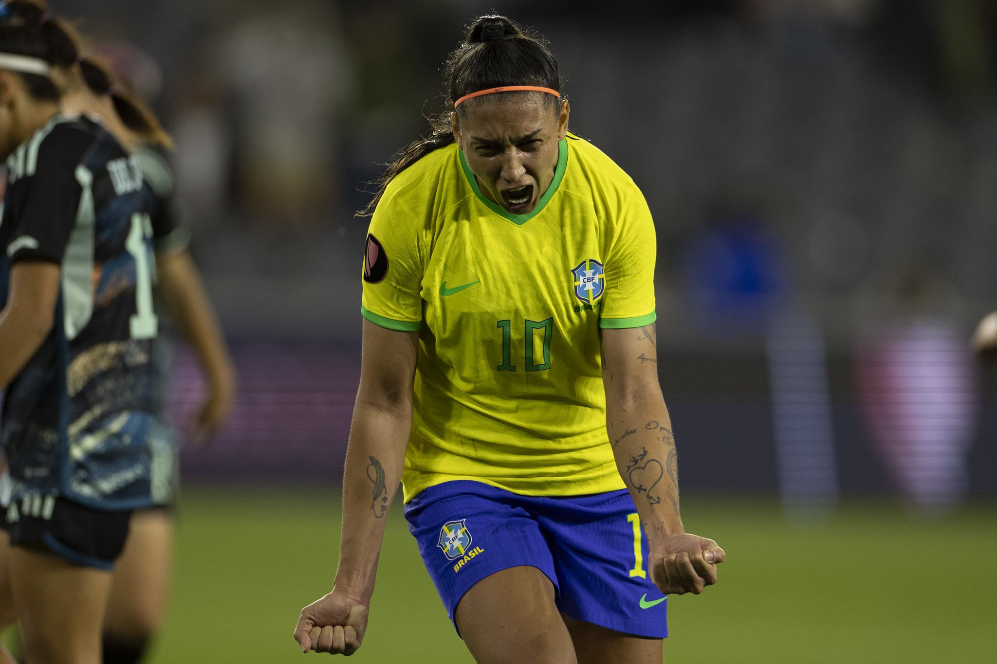 Bia Zaneratto desfila em goleada contra a Argentina, e Brasil vai &agrave;s semifinais da Copa Ouro feminina