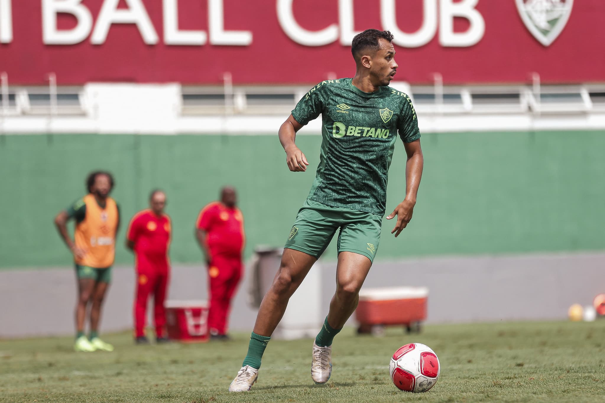 Lima &eacute; o favorito para assumir o lugar de Andr&eacute; no meio-campo do Fluminense - Foto: LUCAS MER&Ccedil;ON / FLUMINENSE F.C.