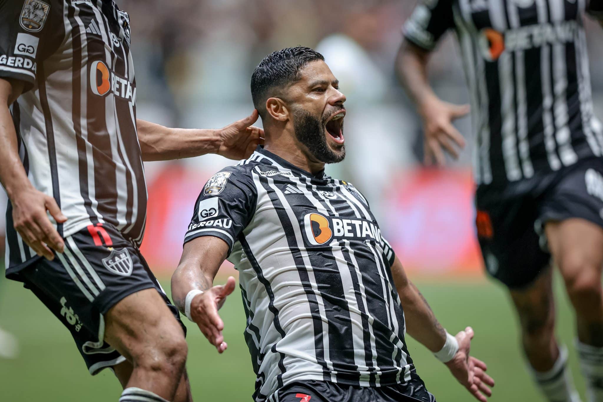 De esquerda, direita ou de cabe&ccedil;a, cavadinha, p&ecirc;nalti ou falta, colocada ou pancada: por dentro dos 100 gols de Hulk no Atl&eacute;tico-MG