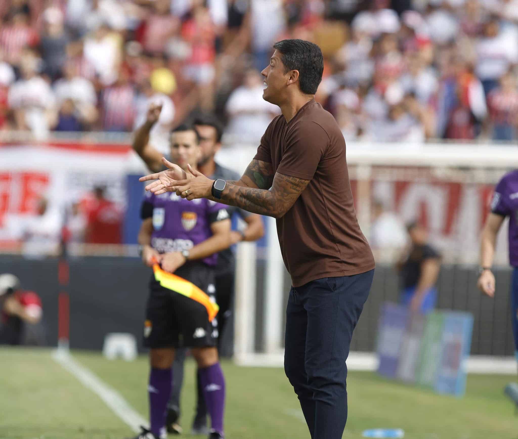Nem mesmo t&iacute;tulo, quebra de tabu e vaga no Paulista fazem Carpini conquistar torcida do S&atilde;o Paulo