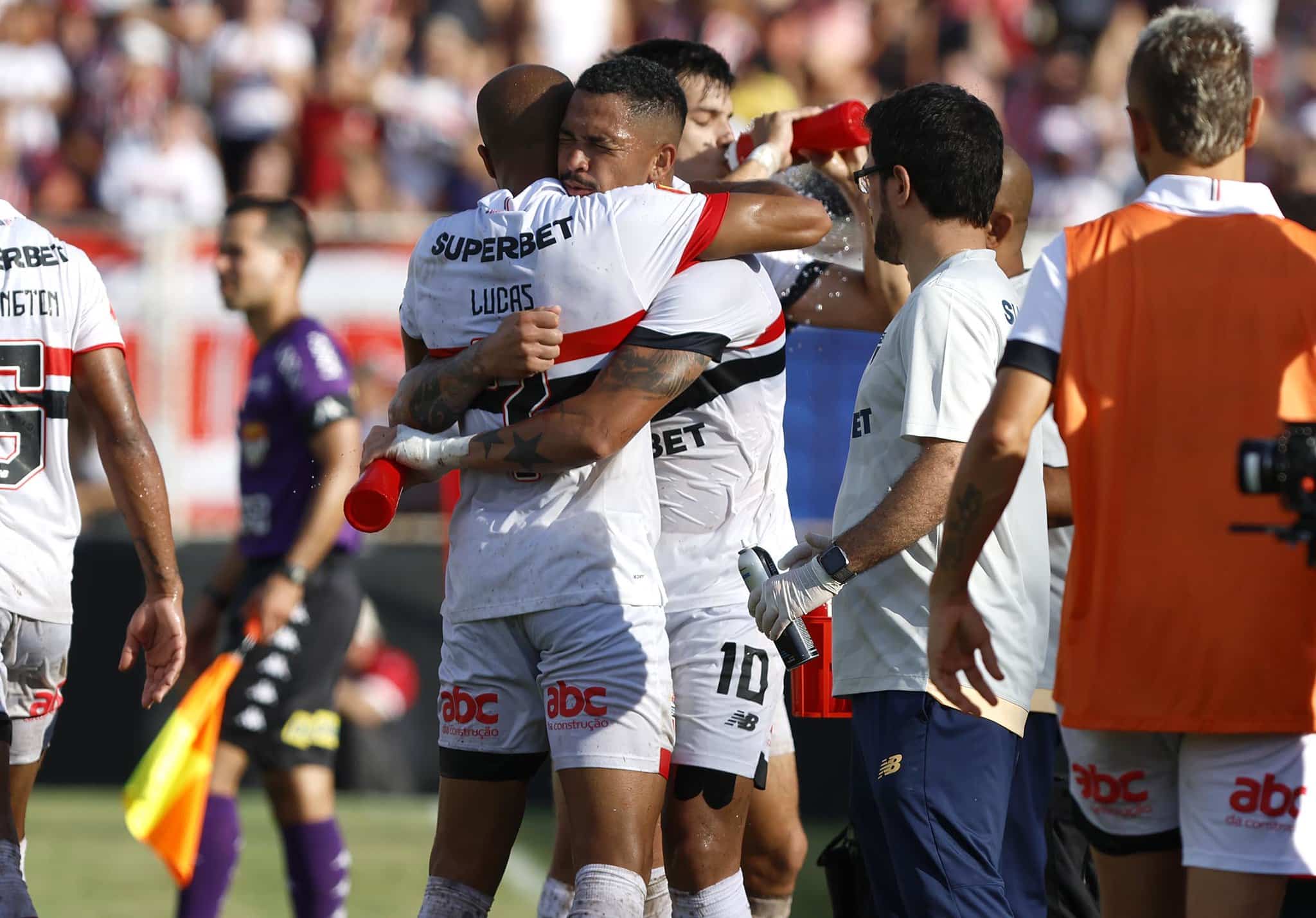 S&atilde;o Paulo sofre mais do que deveria, mas vence o rebaixado Ituano e garante vaga&nbsp;no&nbsp;Paulist&atilde;o