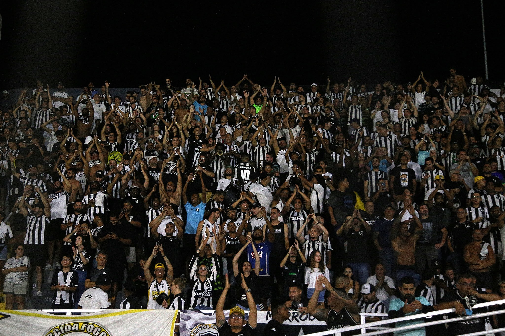 Torcida do Botafogo invade Bragan&ccedil;a Paulista e vive noite &eacute;pica de Libertadores