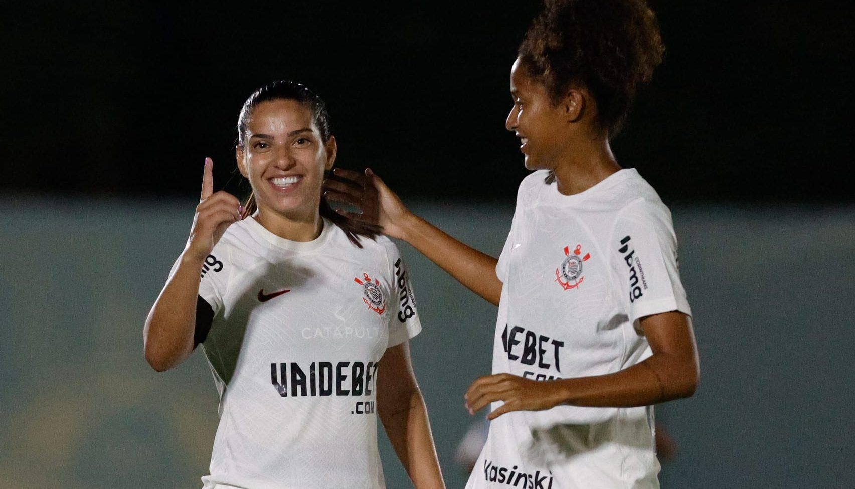 Corinthians estreia com vit&oacute;ria sobre o Gr&ecirc;mio no Brasileir&atilde;o Feminino, mas desempenho preocupa Piccinato