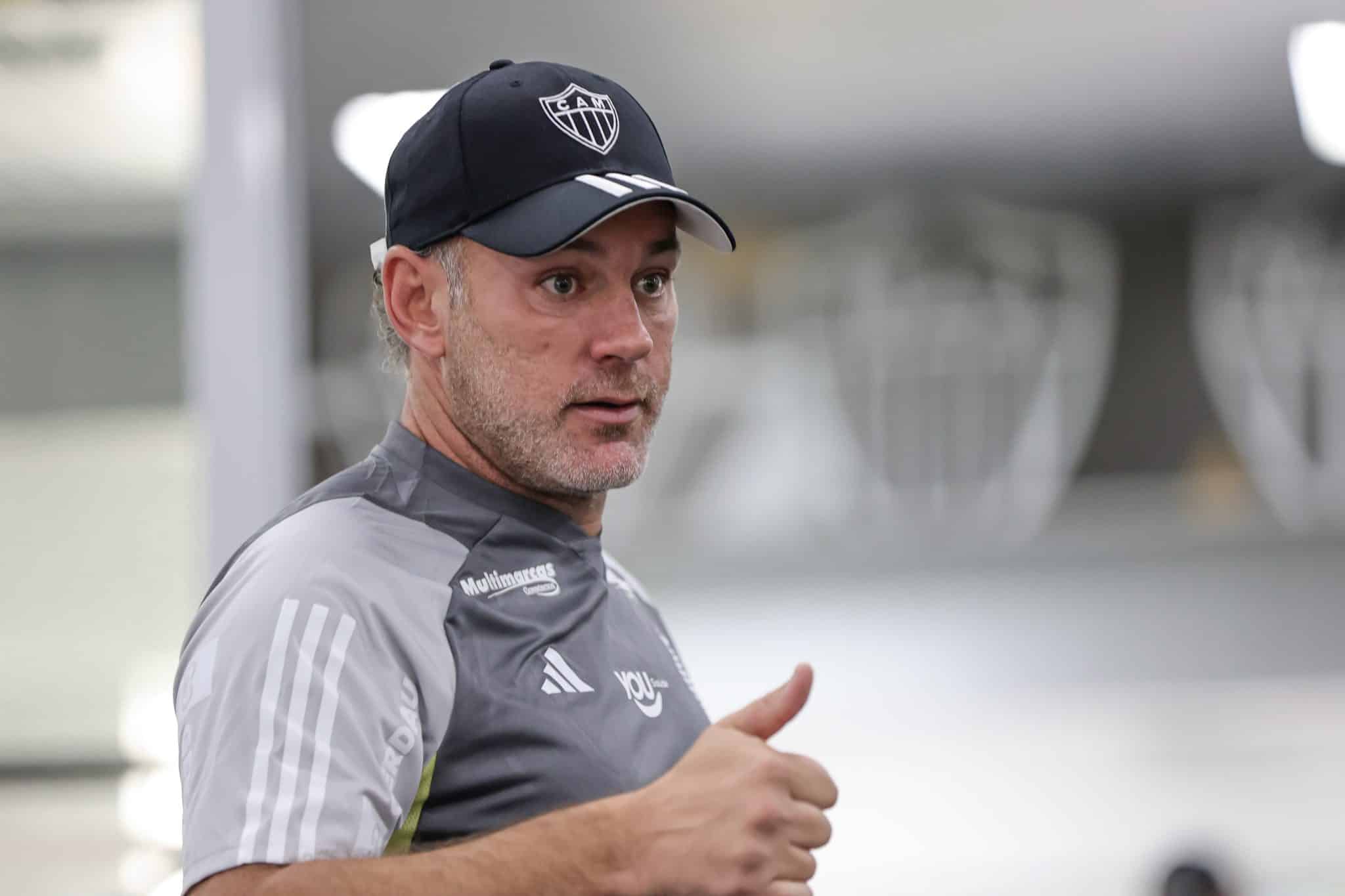 De olho na final contra o Cruzeiro, era Milito come&ccedil;a no Atl&eacute;tico-MG