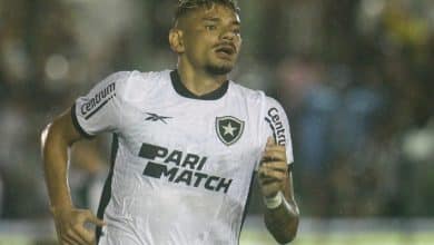 Tiquinho e J&uacute;nior Santos comandam goleada do Botafogo, que fica perto da Ta&ccedil;a Rio