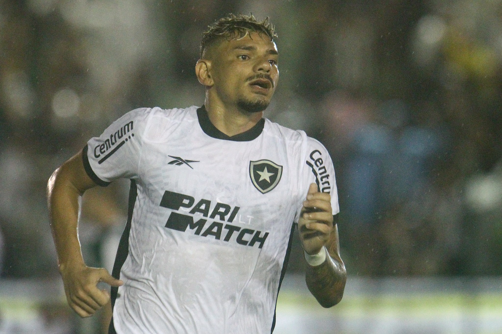 Tiquinho e J&uacute;nior Santos comandam goleada do Botafogo, que fica perto da Ta&ccedil;a Rio