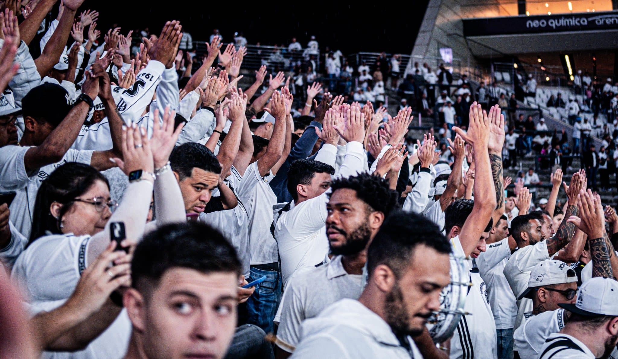 Torcida do Santos se rende &agrave; Neo Qu&iacute;mica Arena