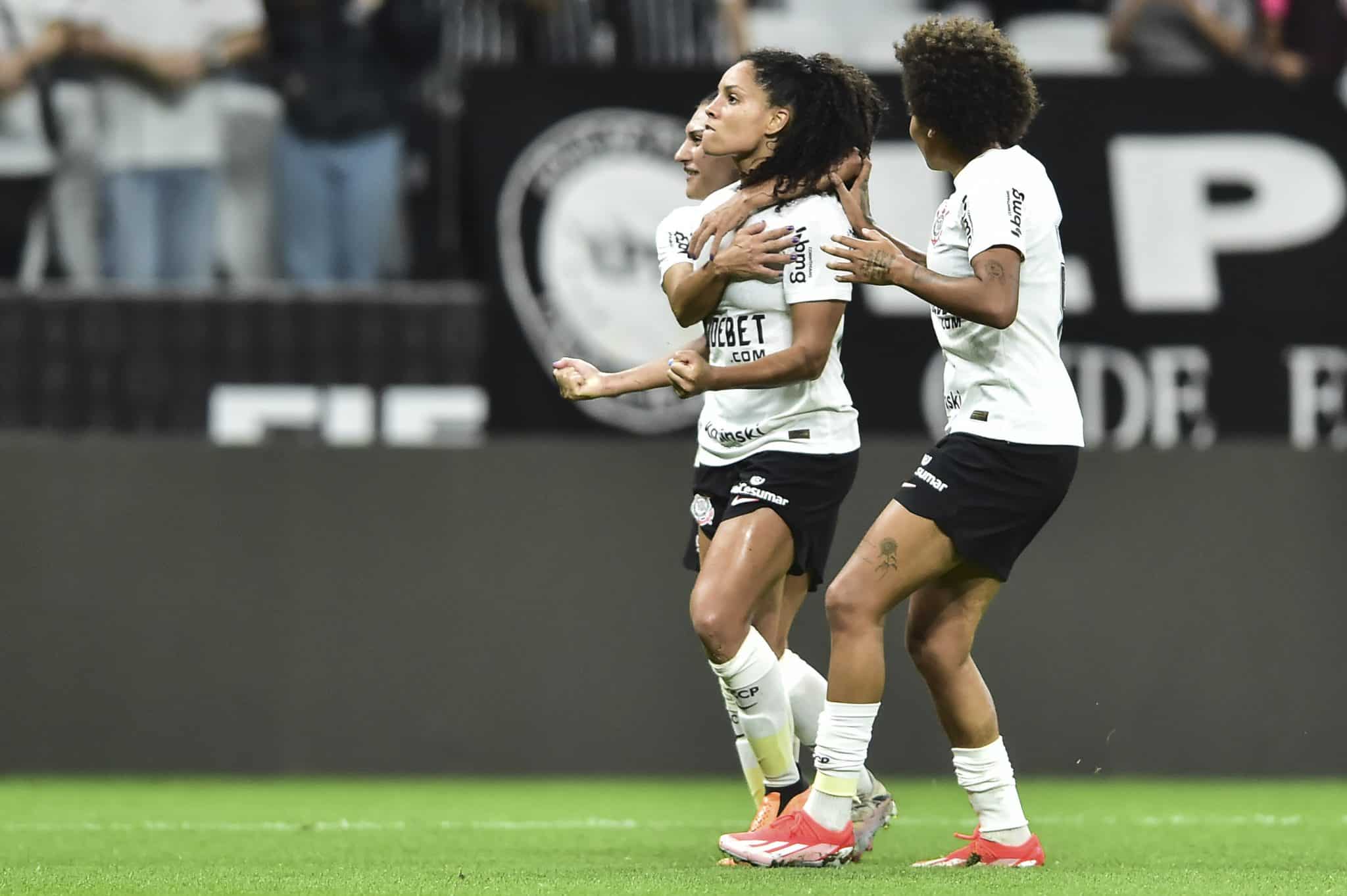 Corinthians vence de novo, afunda o Internacional e dispara no Brasileiro Feminino