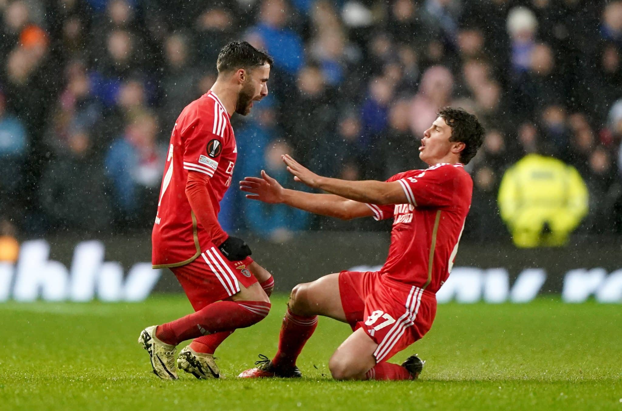 Rafa Silva aquece o torcedor do Benfica no frio da Esc&oacute;cia e garante Encarnados nas quartas da Liga Europa