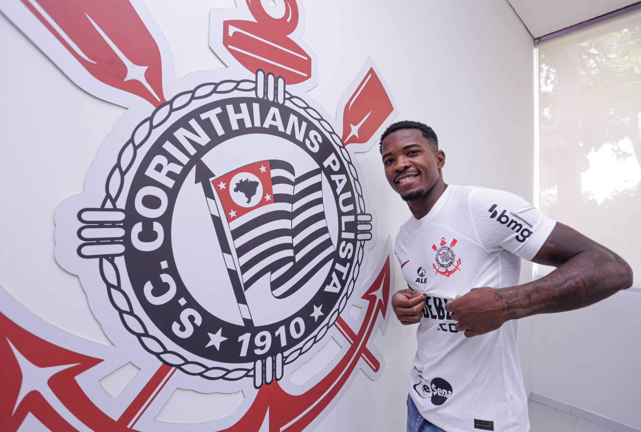 Corinthians anuncia zagueiro Cac&aacute;, ex-Athletico, que chega para brigar por titularidade