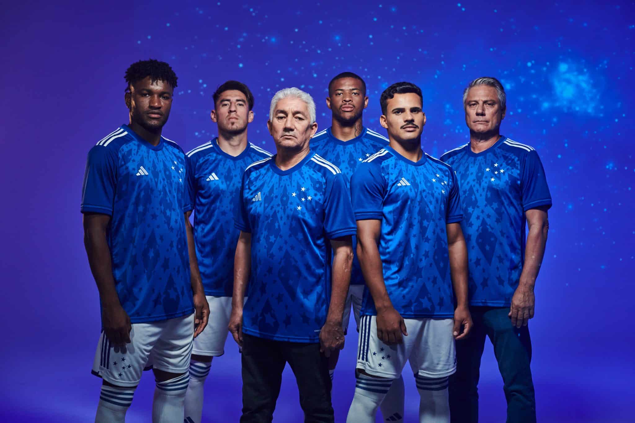Estrelas e inspira&ccedil;&atilde;o na d&eacute;cada de 90: as novas camisas do Cruzeiro para 2024