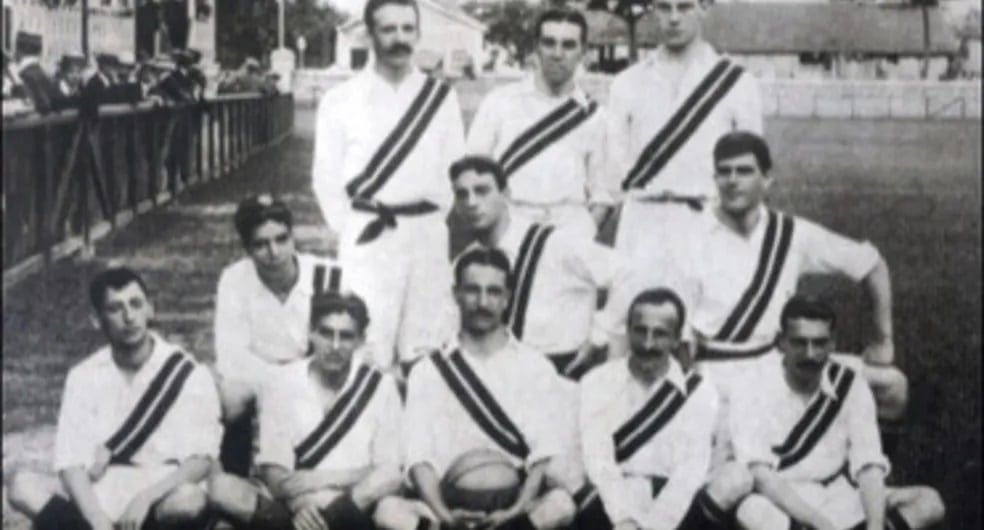Fluminense foi tricampeão carioca em 1908 usando uma camisa branca com uma faixa tricolor, diagonal, por cima do uniforme - Foto: Flu-Memória