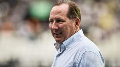 John Textor acompanha vit&oacute;ria do Botafogo, despista sobre t&eacute;cnico e revela proposta por Thiago Almada