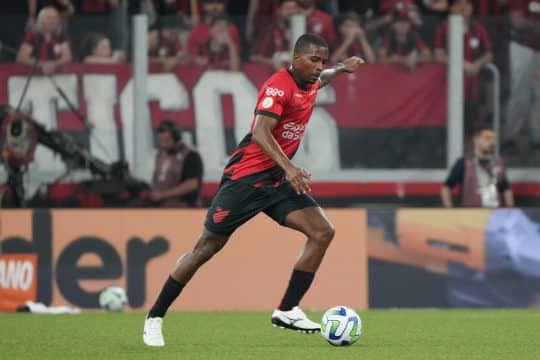 Corinthians precisa de um lateral e um volante, mas ter&aacute; que se contentar apenas com a chegada de Cac&aacute;
