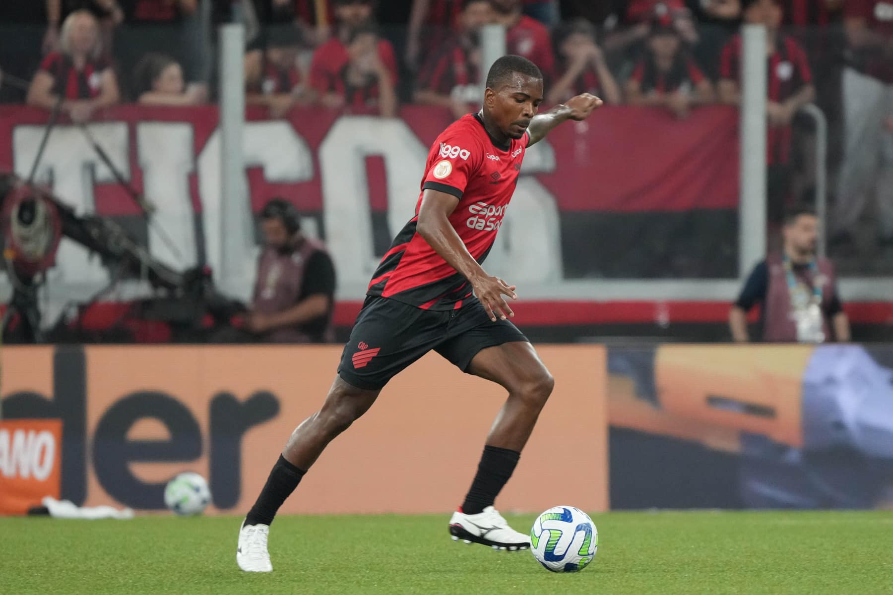 Corinthians precisa de um lateral e um volante, mas ter&aacute; que se contentar apenas com a chegada de Cac&aacute;