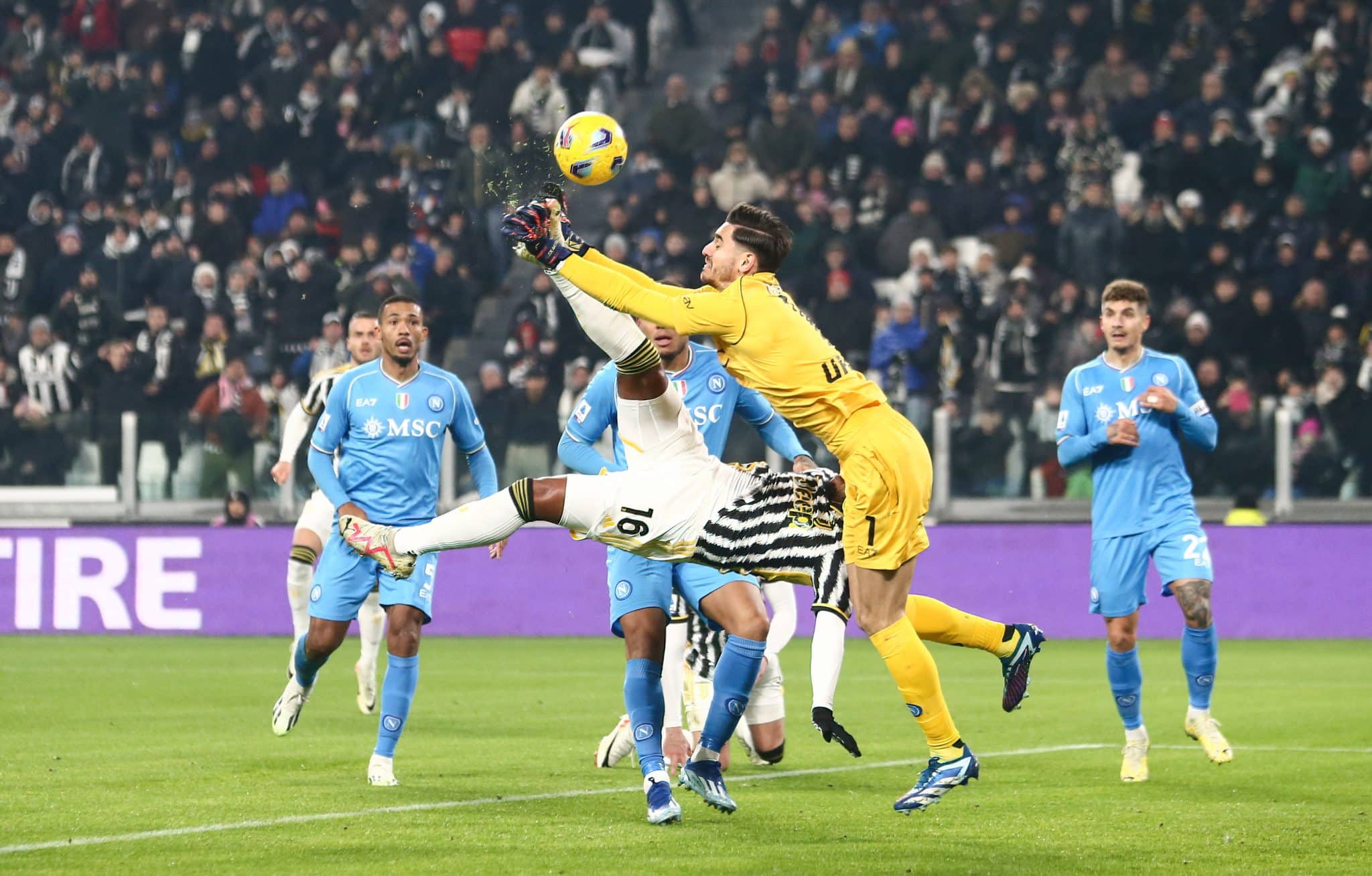 Napoli e Juventus fazem o cl&aacute;ssico dos desesperados