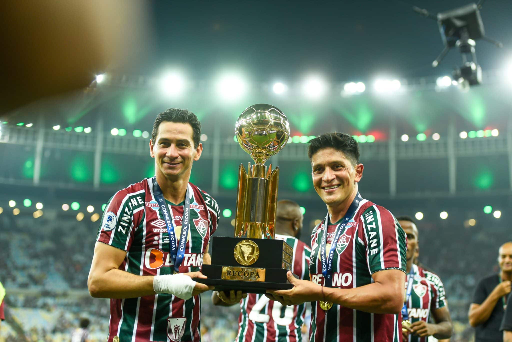 Ganso e Cano com a ta&ccedil;a da Recopa em 2024: dupla desfalca Fluminense no Fla-Flu - Foto: Icon sport