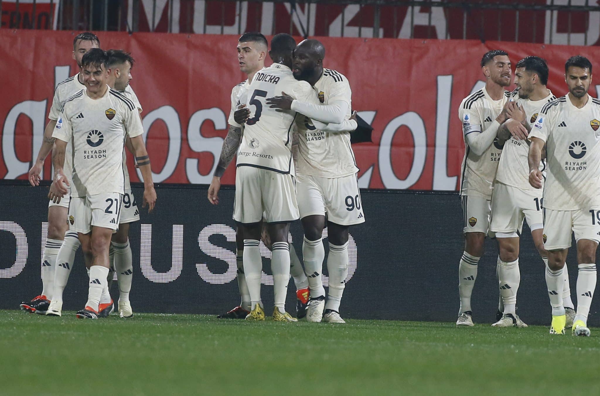 Roma de De Rossi faz outra v&iacute;tima, bate Monza fora de casa e fica mais pr&oacute;xima de disputa por vaga europeia