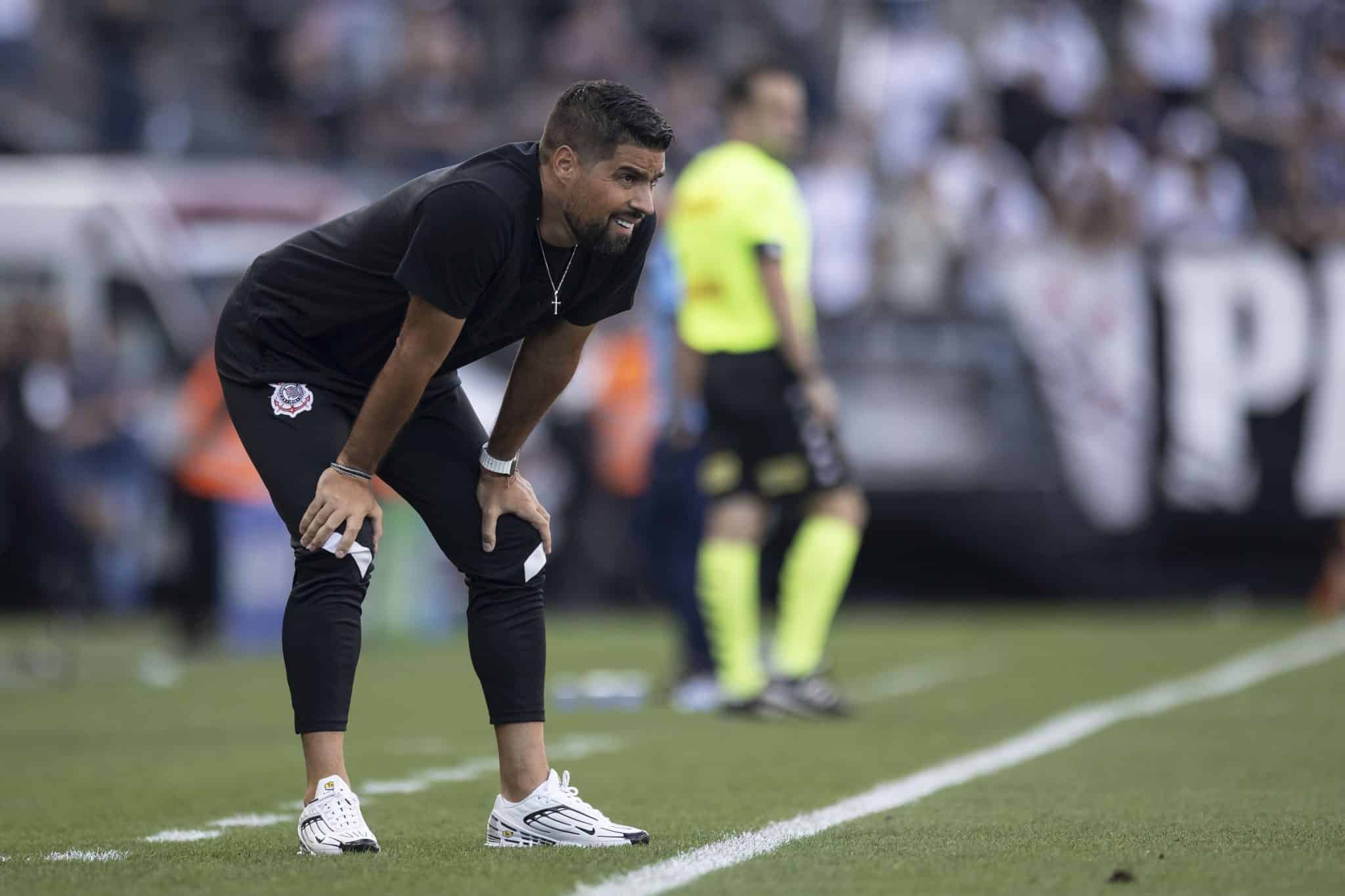 Evolu&ccedil;&atilde;o do Corinthians com Ant&oacute;nio Oliveira &eacute; ineg&aacute;vel, mas drama no Paulist&atilde;o tem que servir de alerta