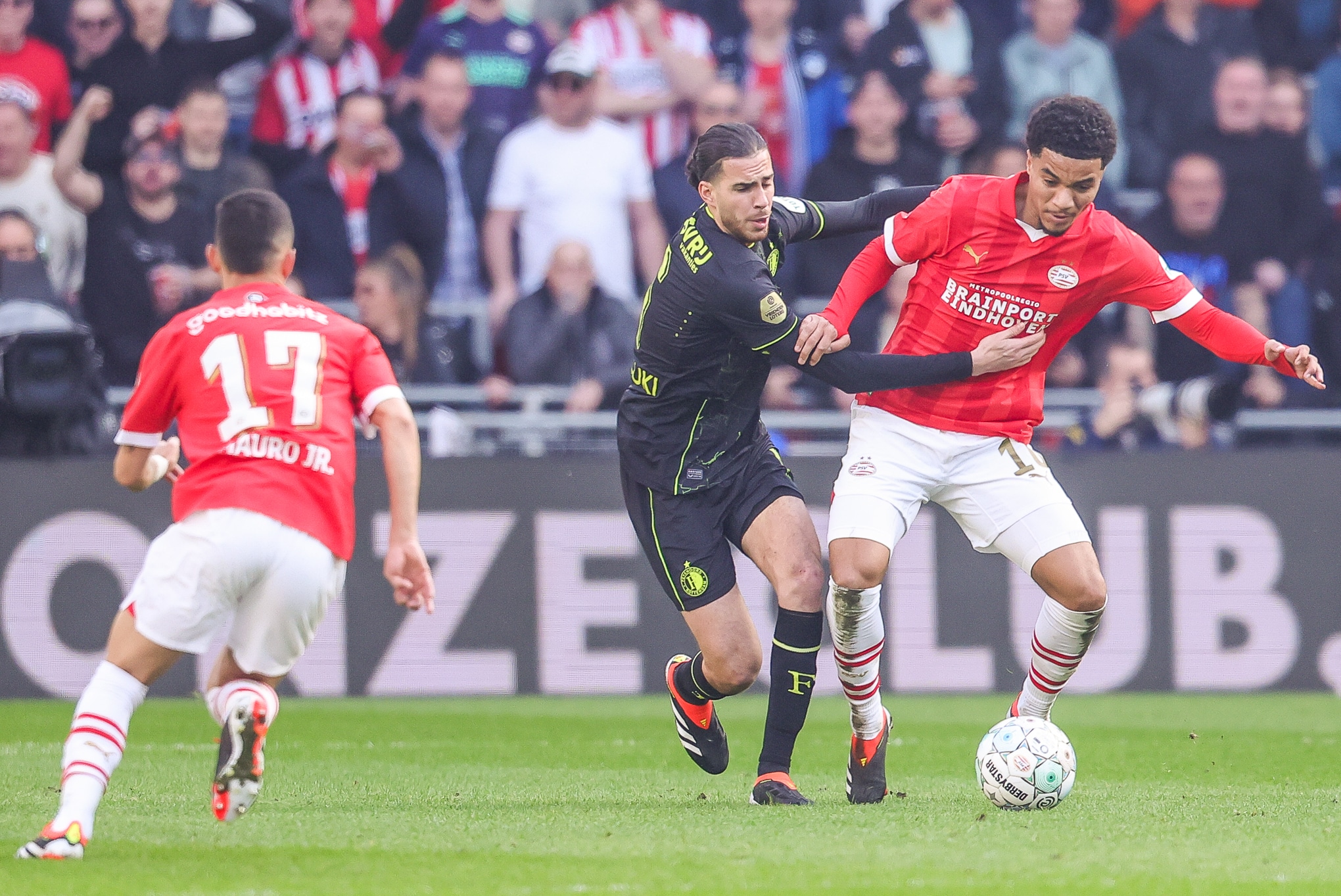 Ruim para todo mundo: empate entre PSV e Feyenoord em momento decisivo da Eredivisie termina com gosto amargo