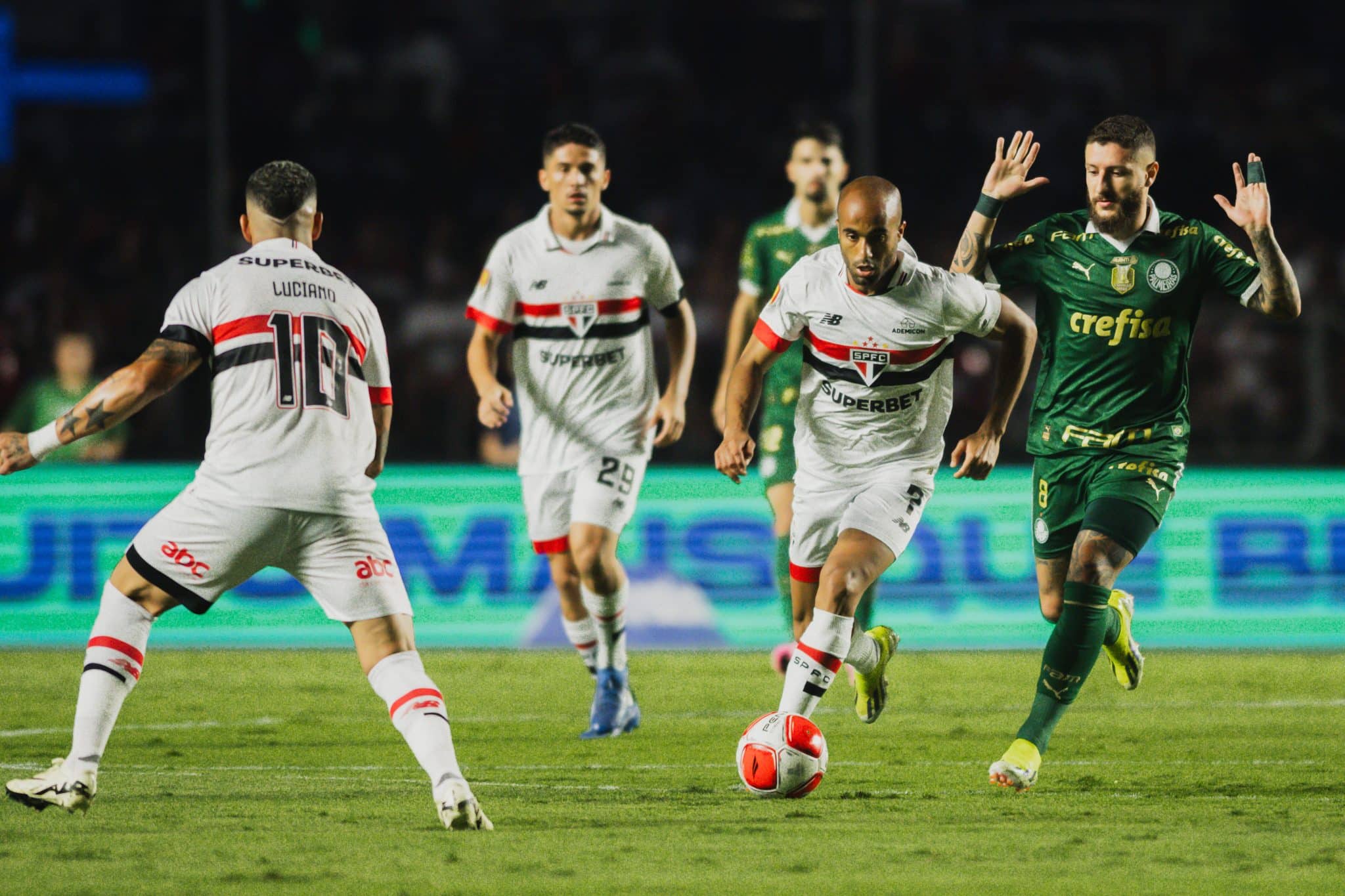 Com VAR pol&ecirc;mico, S&atilde;o Paulo at&eacute; joga mais, mas empata com o Palmeiras e agora ter&aacute; de jogar a vida no Paulista