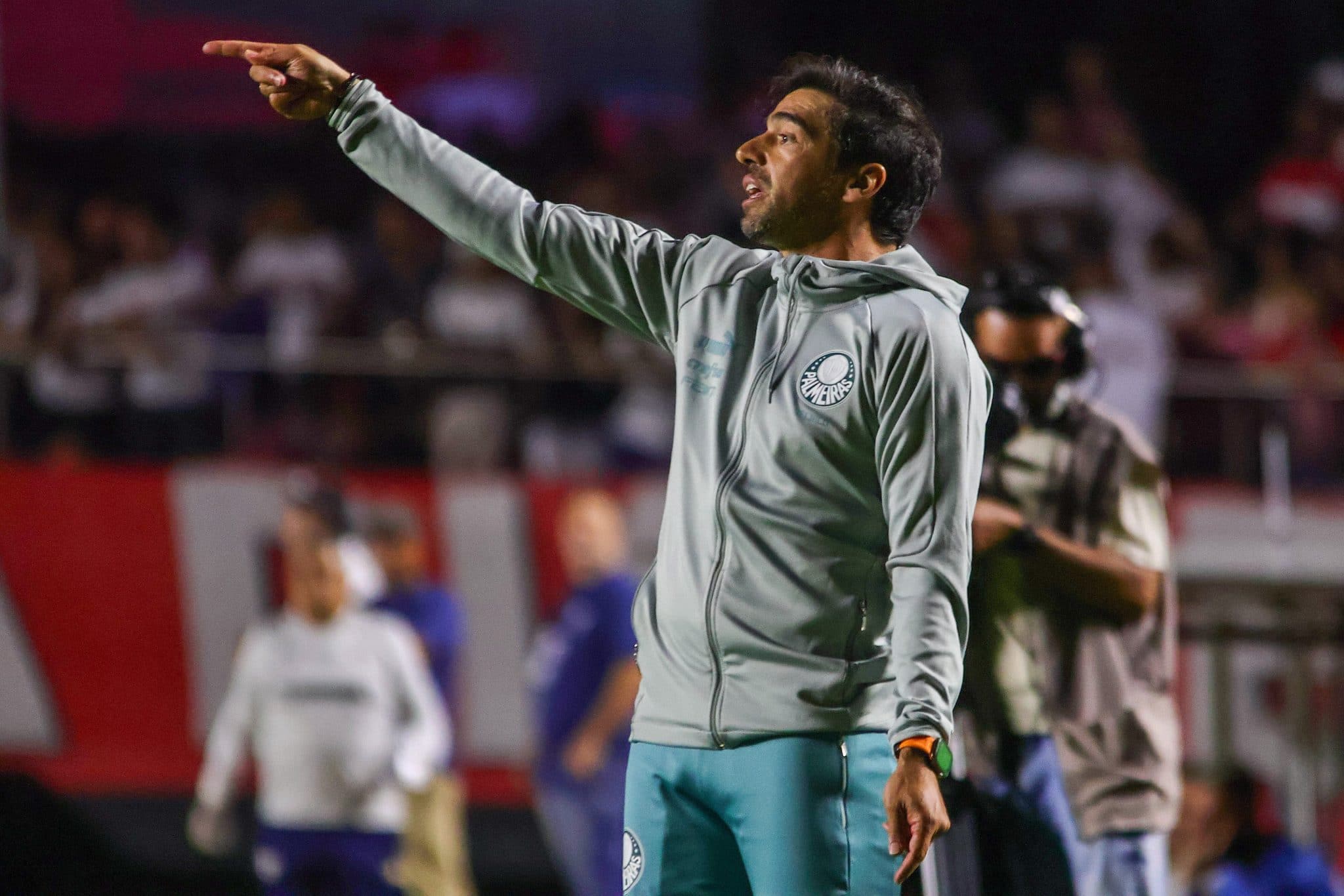 Choque-Rei das coletivas: entenda a confus&atilde;o nos bastidores do empate entre Palmeiras e S&atilde;o Paulo