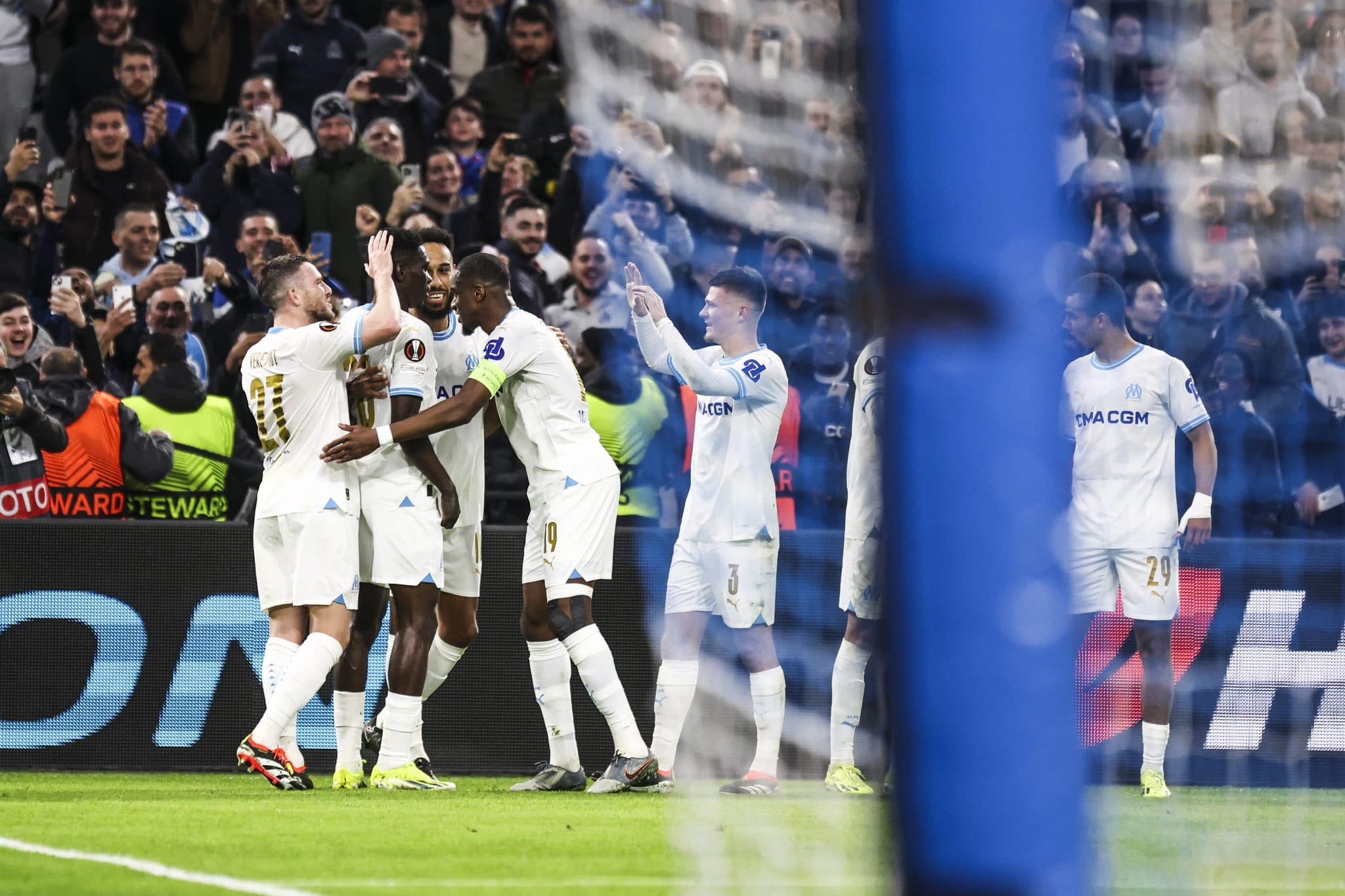 Olympique de Marseille e torcida se vingam de treinador do Villarreal com goleada nas oitavas da Liga Europa