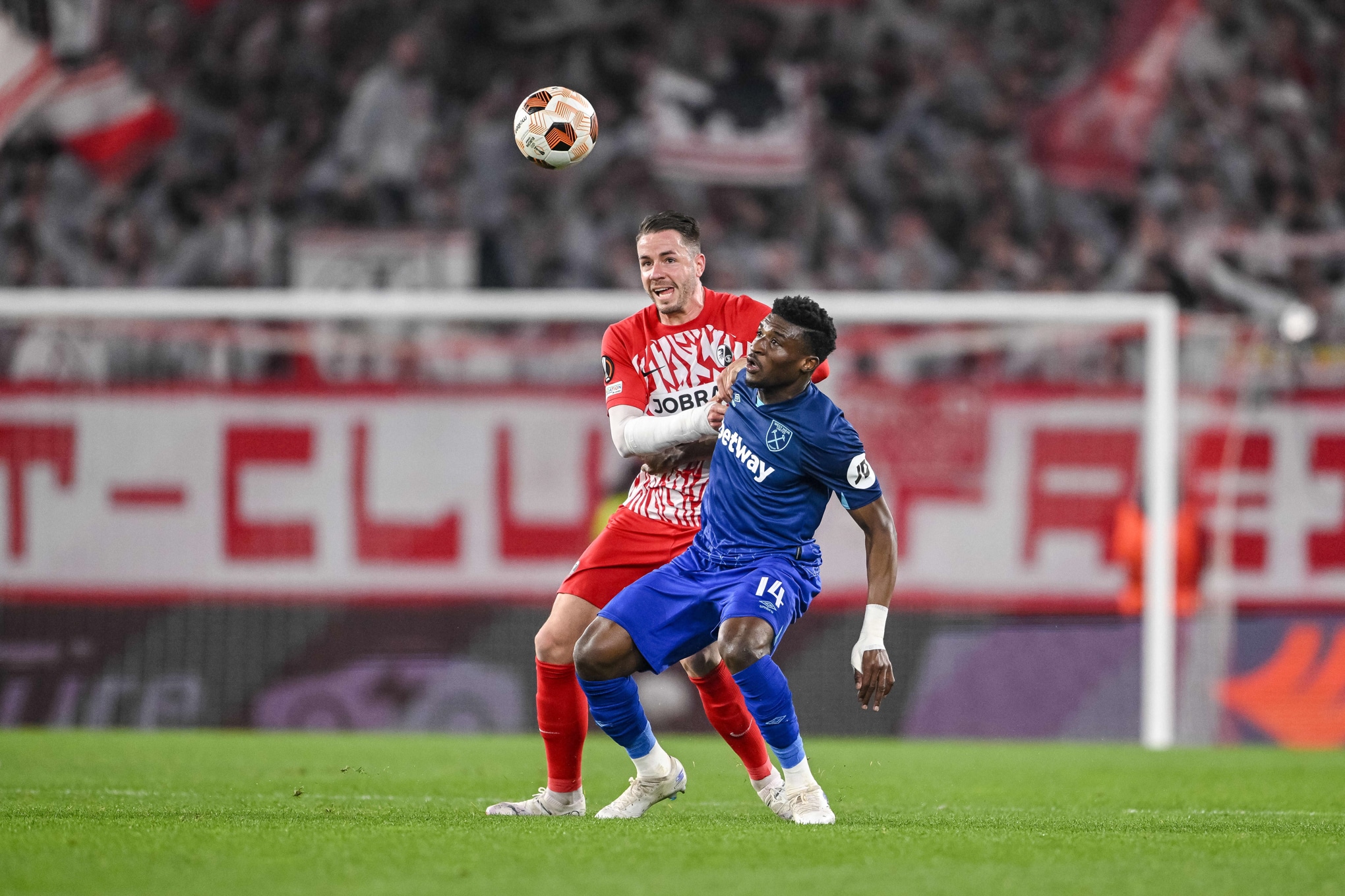 West Ham tenta sentar em cima do empate, se d&aacute; mal e &eacute; punido pelo Freiburg na Liga Europa